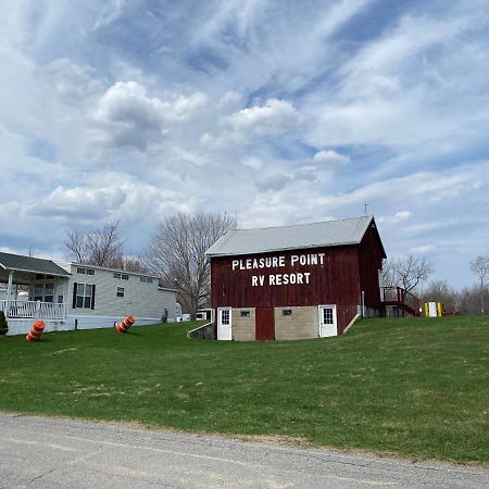 Pleasure Point Rv Resort Edmore Exterior photo